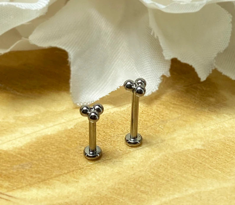 ✨ Titanium Triangle Balls Top Threadless Labret Bar