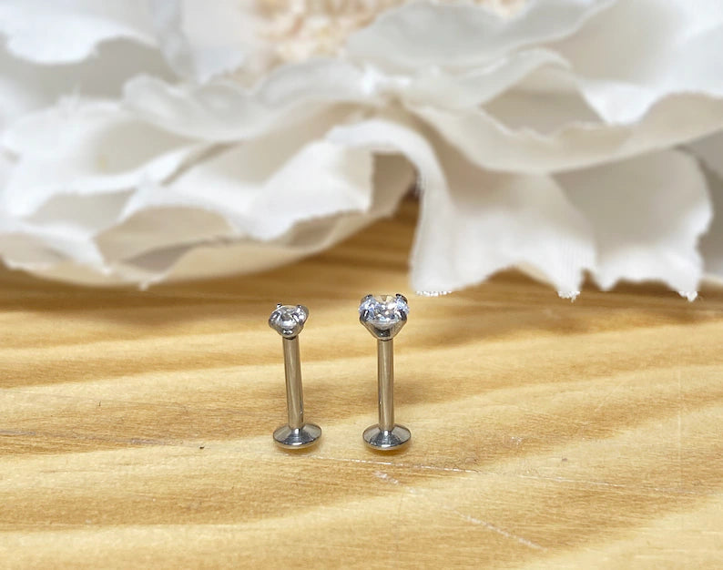 ✨ Surgical Steel Round CZ Prong Set Top Threadless Labret Bar