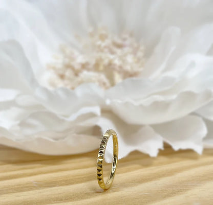 ✨ Titanium Pyramid Cut Hinged Clicker Hoop 16G