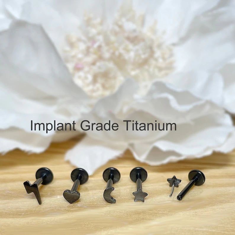 ✨ Black Titanium Heart Threadless Top Labret Bar