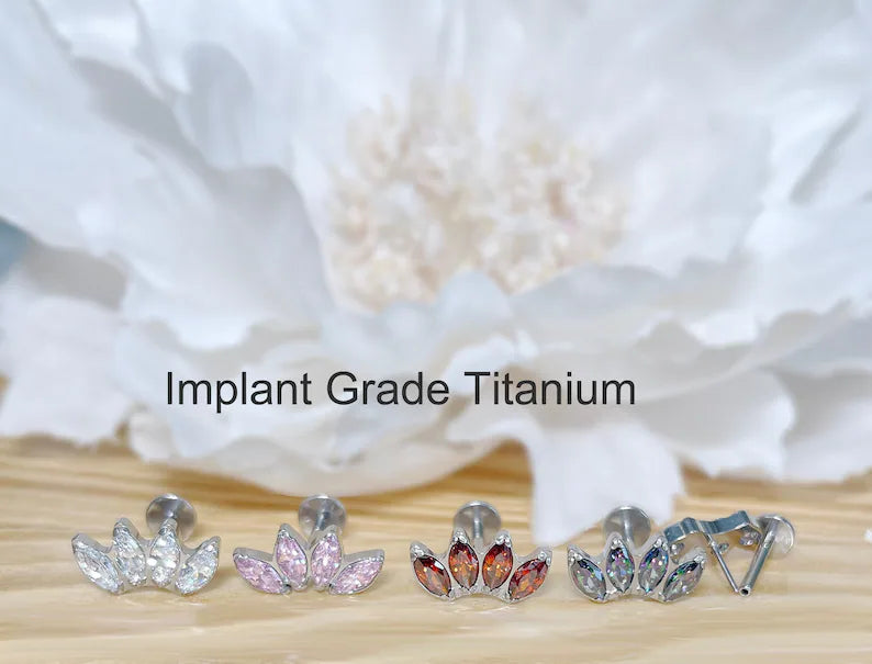 ✨ Titanium 4-Marquise CZ Fan Top Threadless Labret Bar