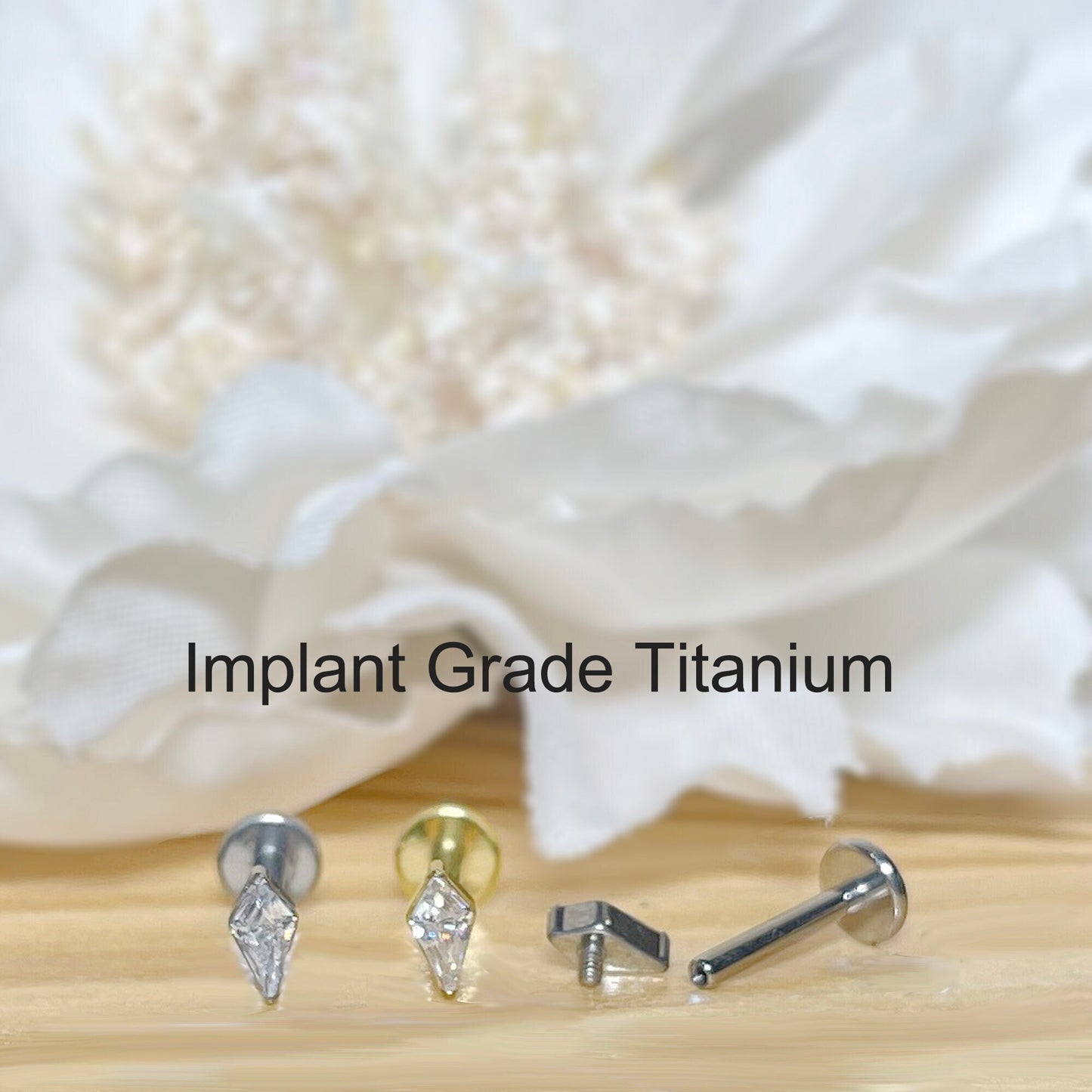 ✨ Titanium Diamond-Shaped CZ Spear Internally Threaded Labret Bar 16G